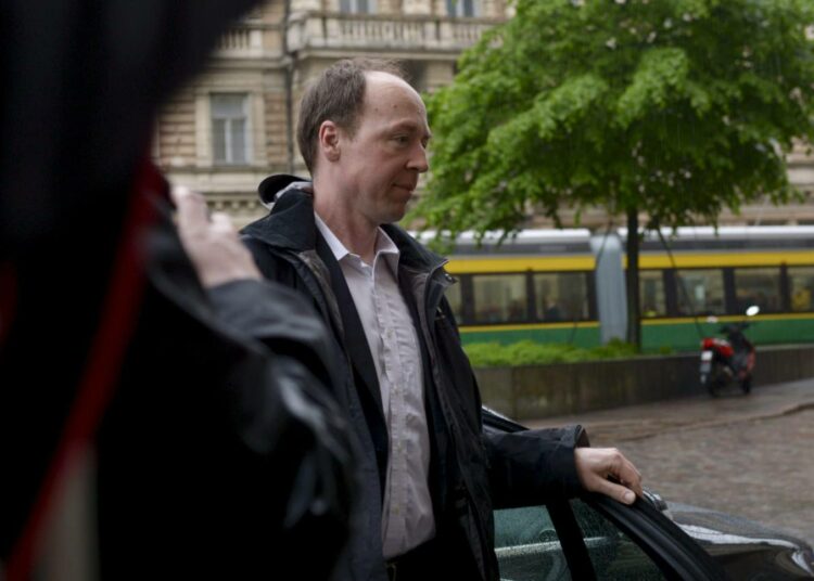 Perussuomalaisten uusi puheenjohtaja Jussi Halla-aho aloitti päivän kokousten sarjan aamulla marssimalla puoluetoimistoon.