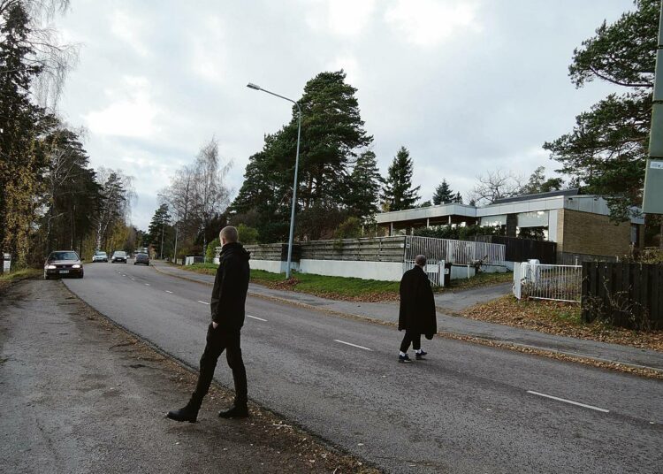 Safarilaiset jalkautuivat hetkeksi Westendin eliittialueelle.