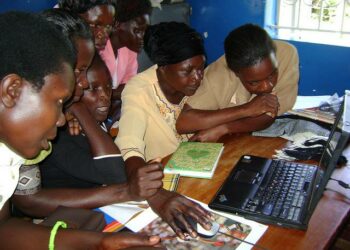 Ugandalaisnaisia it-koulutuksessa Namaingossa.
