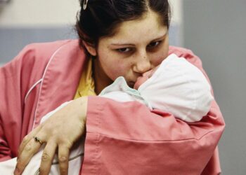 Mihaela Stoica tuli Helsinkiin vuonna 2007 ja synnytti esikoisensa helmikuussa 2008, omana 17-vuotissyntymäpäivänään. Stoica ei ole käynyt koulua eikä osaa lukea tai kirjoittaa. Hänen ensimmäinen lapsensa käy nyt koulua Helsingissä.