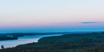 Heinävedellä pelätään kaivoshankkeen tuhoavan ainutlaatuisen maiseman. Kermajärvi kuvattuna Pääskyvuoren näköalatornista.