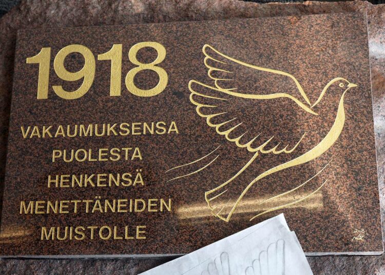 Nouse lehtoon -muistomerkin on suunnitellut Maija-Liisa Tenhunen.