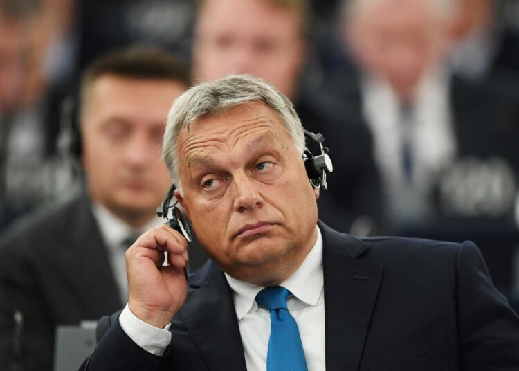 Unkarin pääministeri Viktor Orbán kuuntelee esitystä johtamaansa maahan kohdistuvasta kurinpitomenettelystä Euroopan parlamentissa 11. syyskuuta.