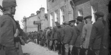 Kova oli tehtaalaisten kohtalo. Punakaartilaisia Kouvolan vankileirillä toukokuussa 1918. Kirjan kuvitusta.