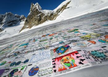 Aletschin jäätikölle Sveitsin Alpeilla on koottu 125 000 ilmastonmuutokseen liittyvää lasten viestiä ja piirrosta.