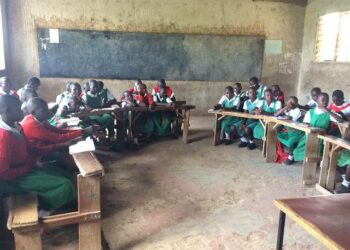 Koululuokka Aherossa, Keniassa. Saharan eteläpuolisen Afrikan peruskouluista alle puolessa on saatavilla sähköä, tietokoneita ja internet.