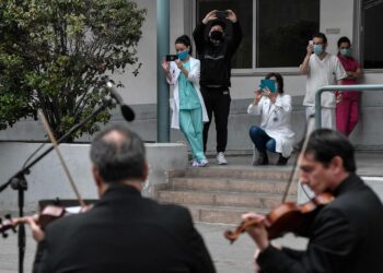 Ateenalaisen Evangelismos-sairaalan työntekijät kuuntelivat heille kiitokseksi soittanutta orkesteria viime viikolla.