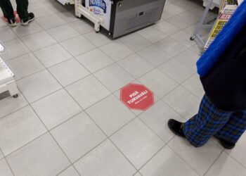 Kaupoissa turvaetäisyydestä muistuttavat muun muassa lattiatarrat.