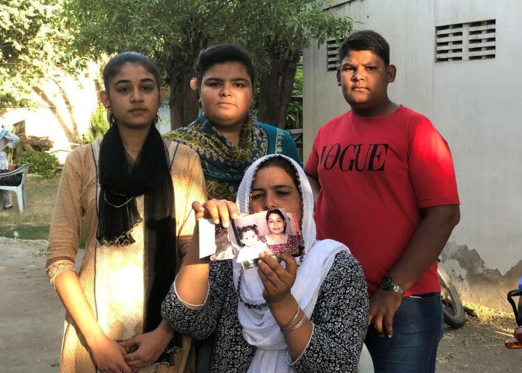Rita Raja näyttää kuvaa 13-vuotiaasta tyttärestään, joka kääntyi islamiin ja avioitui 44-vuotiaan musliminaapurinsa kanssa. Perheen mukaan tyttö kaapattiin ja pakotettiin kääntymään.