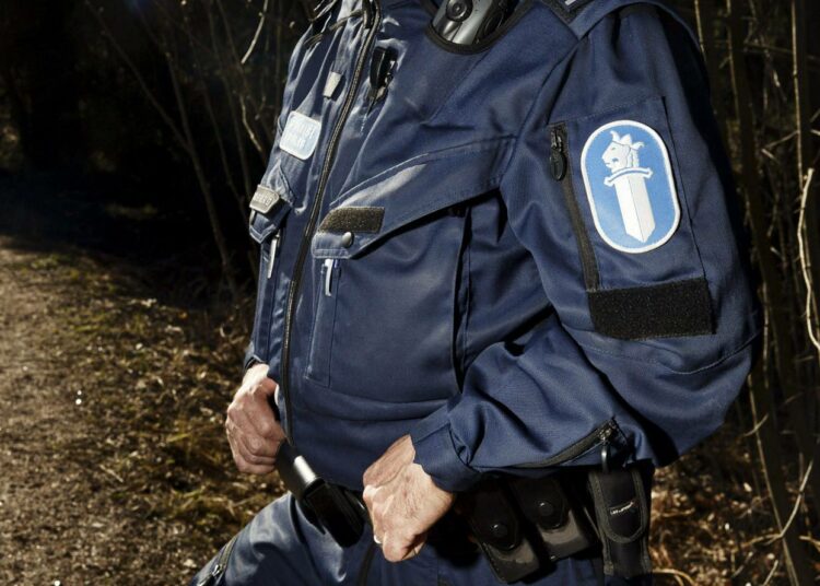 Aleksi ei enää luota poliisiin samalla tavalla kuin ennen. Nykyään hän nauhoittaa kaikki kohtaamiset poliisin kanssa. Kuvan poliisi ei liity tapahtuneeseen.