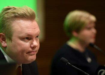 Keskustan eduskuntaryhmän puheenjohtaja Antti Kurvinen ja puolueen puheenjohtaja Annika Saarikko ovat kestäneet hyvin oikealta tulevan paineen.