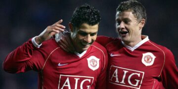 Cristiano Ronaldo (vas.) palaa samaan seuraan Ole Gunnar Solskjærin kanssa. Tällä kertaa joukkuetoveruus on vaihtunut pelaaja–valmentaja-suhteeksi. Kuva vuodelta 2006.