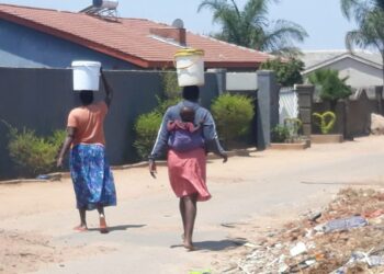 Usein toistuvat vesikatkot pakottavat Zimbabwen Bulawayon naiset kantamaan kotitalousvetensä vesipisteiltä. Kotitasolla vesihuolto on naisten vastuulla, mutta kuntatasolla vesiasioista päättämässä heitä ei näy.