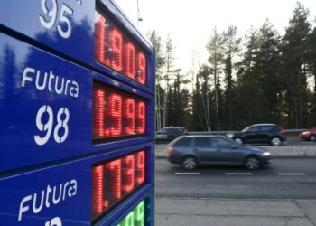 Polttoaineiden hintojen nousu on ollut vauhdikasta. Vasemmistoliitolta on tulossa malli, jolla sitä kompensoitaisiin pienituloisille.