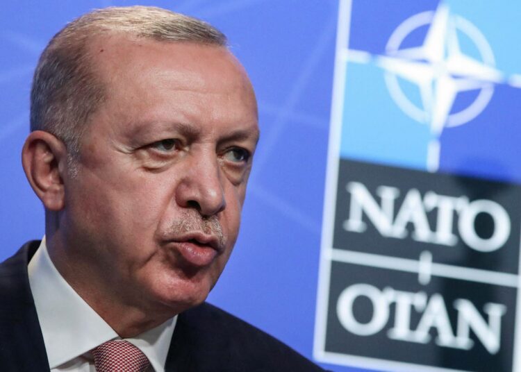 Turkin presidentti Recep Tayyip Erdogan seisoo Suomen Nato-tien edessä.