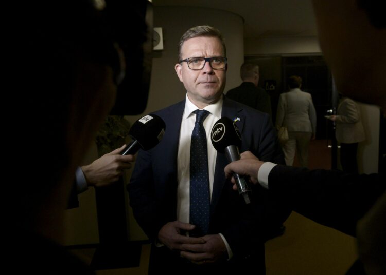 Kokoomuksen puheenjohtaja Petteri Orpo antoi toimittajille kommentteja eduskunnasta lokakuussa, kun eduskuntapuolueet olivat käsitelleet itärajalle tulevaa aitaa.