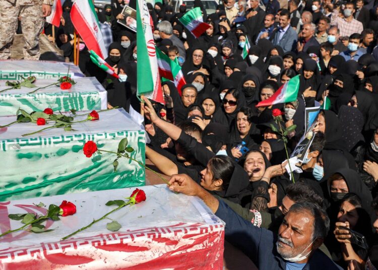 Iranin turvallisuusjoukkojen väkivaltaisuuksissa kuolleiden surijoita hautajaisissa 18. marraskuuta.