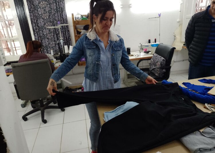 Soledad Arnedo johtaa vaatteita valmistavaa La Negra del Norte -osuuskuntaa San Isidron kunnassa lähellä Argentiinan pääkaupunkia Buenos Airesia.