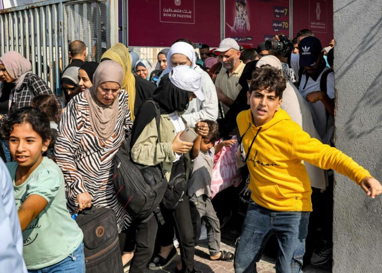 Joukko ulkomaan passin omaavia palestiinalaisia lähti Gazasta Egyptiin Rafahin raja-asemalla marraskuun alussa.