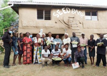 Pienviljelijät asettuivat ryhmäkuvaan yhteisön siemenpankin edustalle. He ovat juuri saaneet koulutusta Seed Savers Networkin päämajassa Gilgilissä.