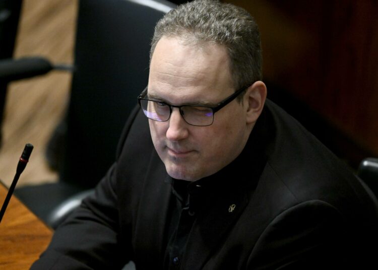 Perussuomalaisten eduskuntaryhmän puheenjohtaja Jani Mäkelä kiinnittää huomiota työlainsääsännön kokoomusvetoiseen muuttamiseen.