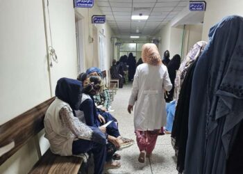 Kuningatar Soraja -sairaalan käytävällä naiset odottelevat.