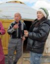 Paimentolaisia jurtan edessä Dornogovin maakunnassa Mongoliassa lähellä Kiinan vastaista rajaa.