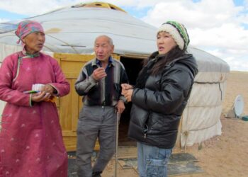 Paimentolaisia jurtan edessä Dornogovin maakunnassa Mongoliassa lähellä Kiinan vastaista rajaa.