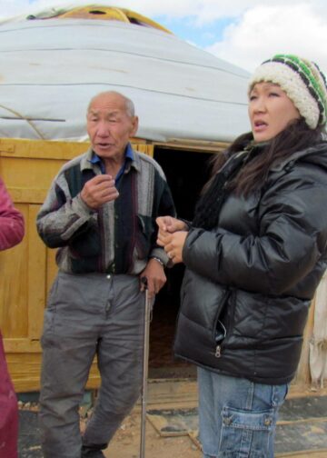 Paimentolaisia jurtan edessä Dornogovin maakunnassa Mongoliassa lähellä Kiinan vastaista rajaa.