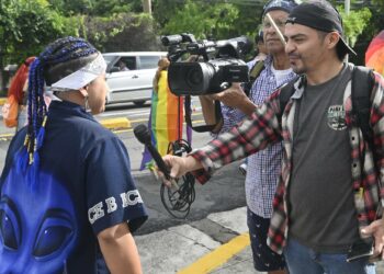 Ihmisoikeuksista, korruptiosta ja rikollisuudesta raportointi on erityisen vaarallista Keski-Amerikan maissa. Kuvassa televisioryhmä haastattelee sateenkaariaktivistia El Salvadorissa.