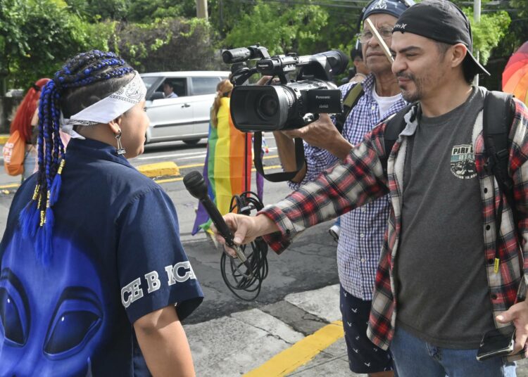 Ihmisoikeuksista, korruptiosta ja rikollisuudesta raportointi on erityisen vaarallista Keski-Amerikan maissa. Kuvassa televisioryhmä haastattelee sateenkaariaktivistia El Salvadorissa.