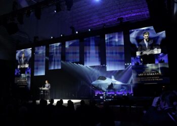 Puolustusministeri Antti Häkkänen (kok.) puhui, kun Suomen ensimmäinen F-35-hävittäjä esiteltiin joulukuussa Yhdysvalloissa.