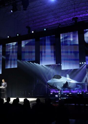 Puolustusministeri Antti Häkkänen (kok.) puhui, kun Suomen ensimmäinen F-35-hävittäjä esiteltiin joulukuussa Yhdysvalloissa.