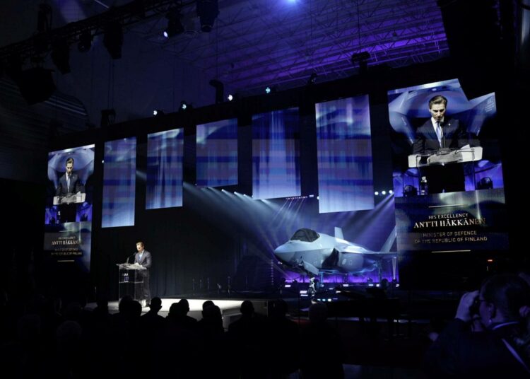Puolustusministeri Antti Häkkänen (kok.) puhui, kun Suomen ensimmäinen F-35-hävittäjä esiteltiin joulukuussa Yhdysvalloissa.