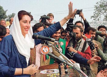Benazir Bhutto vaalitilaisuudessa vuonna 1997.