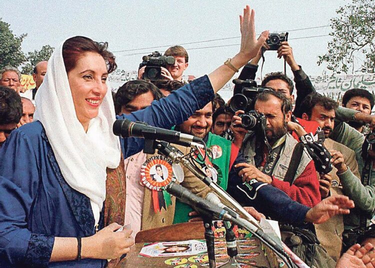 Benazir Bhutto vaalitilaisuudessa vuonna 1997.