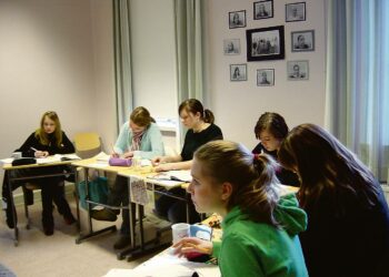 Yli 30 kansanopistossa  järjestetään kymppiluokissa henkilökohtaiseen opetussuunnitelmaan ja ohjaukseen perustuvaa koulutusta nuorille, jotka eivät ole saaneet opiskelupaikkaa tai jotka haluavat lisäaikaa tulevaisuutensa suunnitteluun. Kuvassa tamperelaisia kymppiluokkalaisia vuonna 2005.