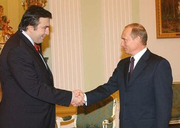 Mihail Saakashvili ja Vladimir Putin kättelemässä Kremlissä vuonna 2004.