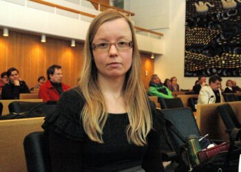 Tyyne Hakkarainen esitteli Tampereen kaupungin valtuustosalissa tiistai-iltana järjestetyssä köyhyysillassa tutkimustuloksiaan tamperelaisesta köyhyydestä.