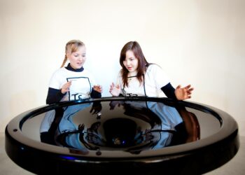 Tiedesirkus pyrkii luomaan koululaisille innostavia oppimiselämyksiä.