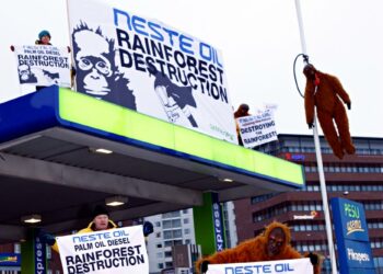 Greenpeacen aktivistit päivystävät aamupäivällä Helsingissä Neste Oilin huoltoasemalla ja Sörnäisten rantatien yli kulkevalla sillalla.
