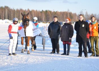 Kuvassa vasemmalta: Ohjastaja Jani Ruotsalainen sekä ehdokkaat Petteri Tahvanainen, Ritva Väyrynen, Juha-Pekka Reijonen ja Antti Saarelainen.