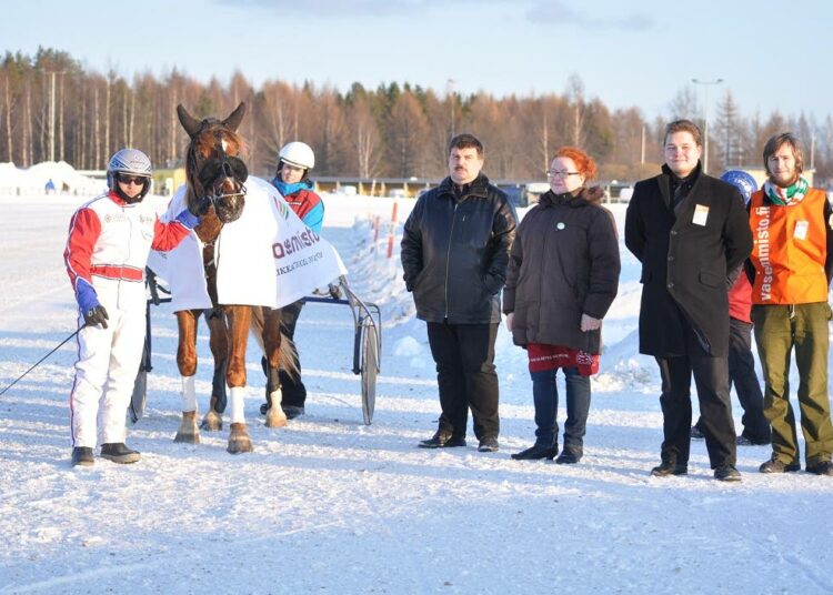 Kuvassa vasemmalta: Ohjastaja Jani Ruotsalainen sekä ehdokkaat Petteri Tahvanainen, Ritva Väyrynen, Juha-Pekka Reijonen ja Antti Saarelainen.