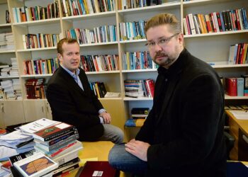 Antero Eerola ja Heikki Patomäki näkevät Wikileaksillä tärkeän roolin globaalin kansalaisyhteiskunnan edistäjänä.