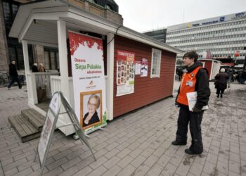 Yökahvilaa pitävät auki ehdokkaiden kampanjaryhmät. Tiistaiyönä vuorossa ovat Martina Reuter, Silvia Modig ja Henrik Nyholm (kuvassa) tukiryhmineen.
