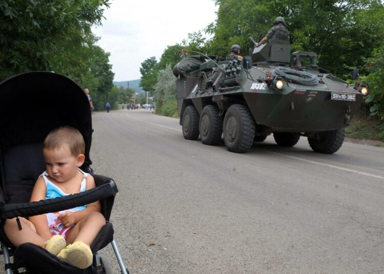 Nato-johtoisten Kfor-rauhanturvaajien panssaroitu ajoneuvo partioimassa Rudaren kylän lähellä serbienemmistöisessä Kosovon pohjoisosassa.