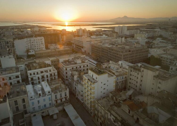 Pohjois-Afrikan maissa on tarjolla runsaasti auringonpaistetta. Aurinko nousee Tunisissa.