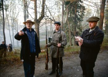 –Sisällissota on mielestäni Suomen historian kannalta vähintään yhtä merkittävä tapahtuma kuin talvi- tai jatkosota ja siksi sitä pitäisi käsitellä enemmän esimerkiksi koulujen historian opetuksessa, sanoo ohjaaja Claes Olsson (vas.).