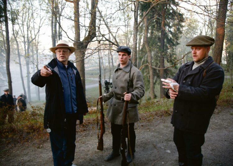 –Sisällissota on mielestäni Suomen historian kannalta vähintään yhtä merkittävä tapahtuma kuin talvi- tai jatkosota ja siksi sitä pitäisi käsitellä enemmän esimerkiksi koulujen historian opetuksessa, sanoo ohjaaja Claes Olsson (vas.).