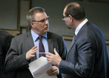 Perussuomalaiset teki välikysymyksen puolustusvoimauudistuksesta helmikuun lopulla. Kuvassa kansanedustajat Pentti Oinonen ja Reijo Hongisto eduskunnan välikysymysäänestyksessä.